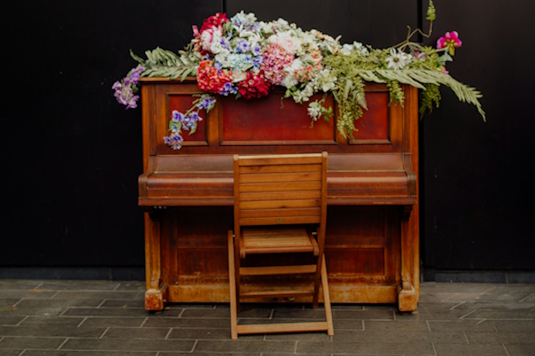 Piano and flowers 750 AT